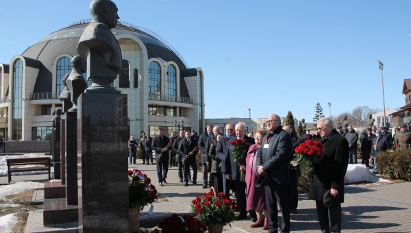 Торжественная церемония на Аллее Славы знаменитых оружейников города Тулы в честь 83-ей годовщины со дня рождения Героя России Макаровца Н.А. - большого друга и наставника Тульского музея ору Тульский Государственный Музей Оружия