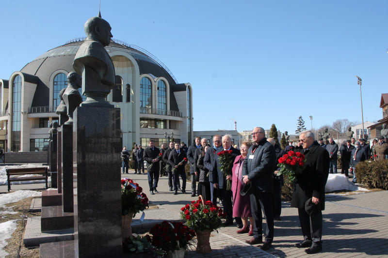 Торжественная церемония на Аллее Славы знаменитых оружейников города Тулы в честь 83-ей годовщины со дня рождения Героя России Макаровца Н.А. - большого друга и наставника Тульского музея ору Тульский Государственный Музей Оружия