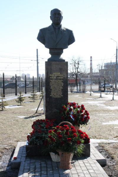 Торжественная церемония на Аллее Славы знаменитых оружейников города Тулы в честь 83-ей годовщины со дня рождения Героя России Макаровца Н.А. - большого друга и наставника Тульского музея ору Тульский Государственный Музей Оружия