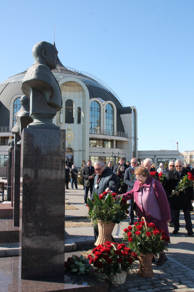 Торжественная церемония на Аллее Славы знаменитых оружейников города Тулы в честь 83-ей годовщины со дня рождения Героя России Макаровца Н.А. - большого друга и наставника Тульского музея ору Тульский Государственный Музей Оружия