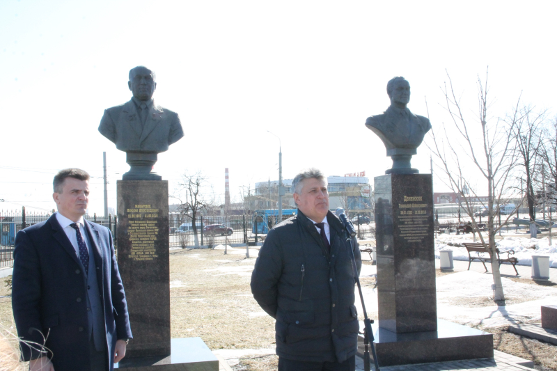 Торжественная церемония на Аллее Славы знаменитых оружейников города Тулы в честь 83-ей годовщины со дня рождения Героя России Макаровца Н.А. - большого друга и наставника Тульского музея ору Тульский Государственный Музей Оружия