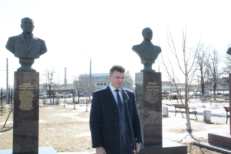 Торжественная церемония на Аллее Славы знаменитых оружейников города Тулы в честь 83-ей годовщины со дня рождения Героя России Макаровца Н.А. - большого друга и наставника Тульского музея ору Тульский Государственный Музей Оружия