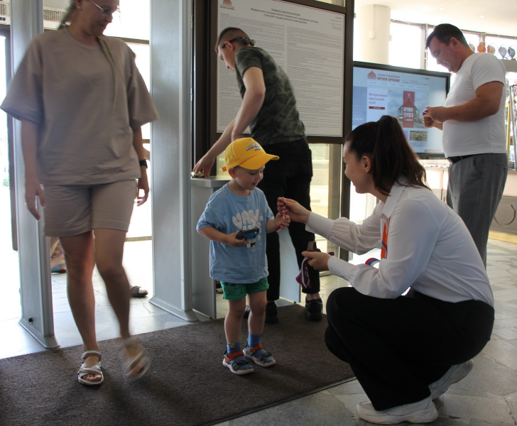 Патриотическая акция «Лента-триколор», викторина «Я люблю тебя, Россия!», мастер-классы «Стрелковое дело» и «Искусство тульской всечки и резьбы» в музее оружия! Тульский Государственный Музей Оружия