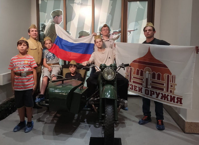 Патриотическая акция «Лента-триколор», викторина «Я люблю тебя, Россия!», мастер-классы «Стрелковое дело» и «Искусство тульской всечки и резьбы» в музее оружия! Тульский Государственный Музей Оружия
