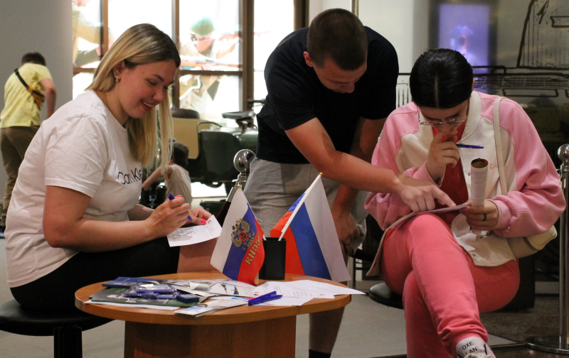 Патриотическая акция «Лента-триколор», викторина «Я люблю тебя, Россия!», мастер-классы «Стрелковое дело» и «Искусство тульской всечки и резьбы» в музее оружия! Тульский Государственный Музей Оружия