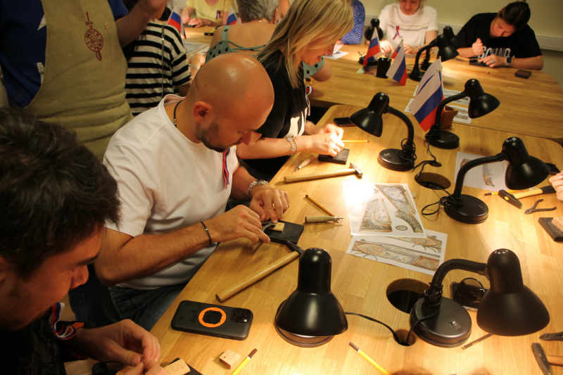 Патриотическая акция «Лента-триколор», викторина «Я люблю тебя, Россия!», мастер-классы «Стрелковое дело» и «Искусство тульской всечки и резьбы» в музее оружия! Тульский Государственный Музей Оружия