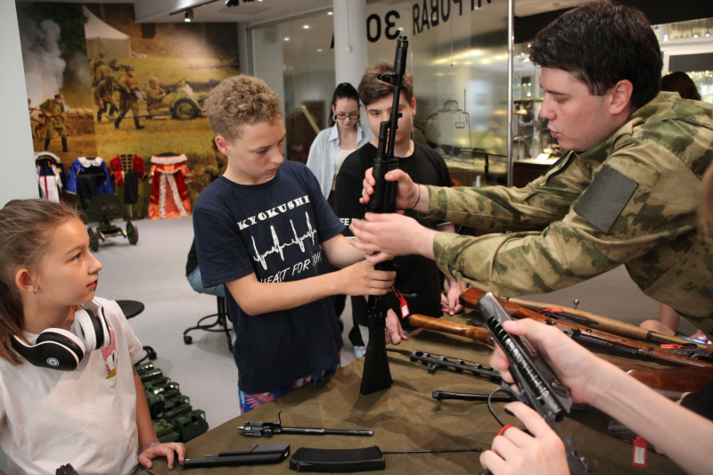 Патриотическая акция «Лента-триколор», викторина «Я люблю тебя, Россия!», мастер-классы «Стрелковое дело» и «Искусство тульской всечки и резьбы» в музее оружия! Тульский Государственный Музей Оружия