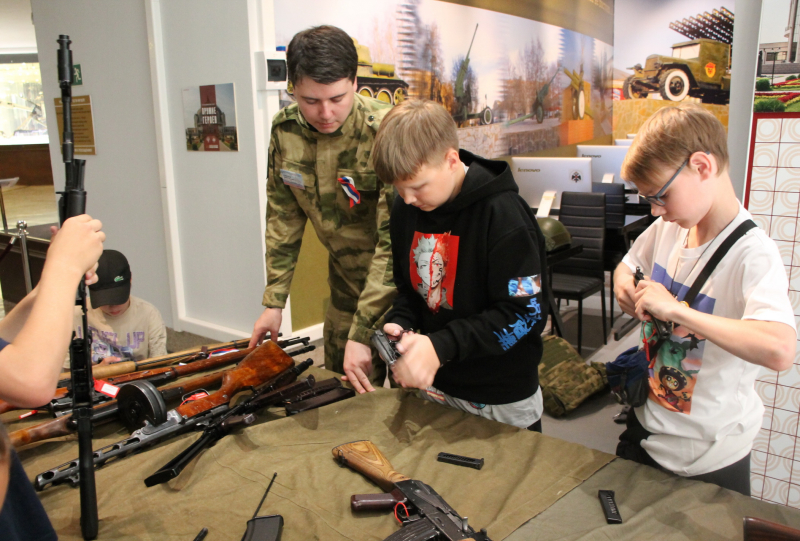 Патриотическая акция «Лента-триколор», викторина «Я люблю тебя, Россия!», мастер-классы «Стрелковое дело» и «Искусство тульской всечки и резьбы» в музее оружия! Тульский Государственный Музей Оружия