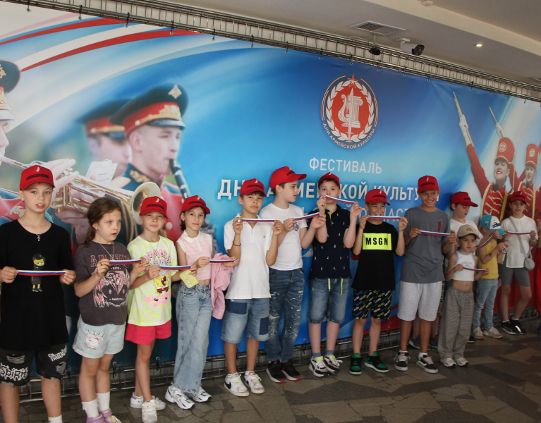 Патриотическая акция «Лента-триколор», викторина «Я люблю тебя, Россия!», мастер-классы «Стрелковое дело» и «Искусство тульской всечки и резьбы» в музее оружия! Тульский Государственный Музей Оружия