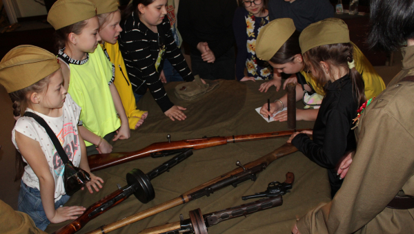 Перенестись в прошлое возможно в музее оружия с помощью современных смарт-технологий! Участники новой поисковой маршрутной программы «Капсула времени» совершили это через «временной портал»! Тульский Государственный Музей Оружия