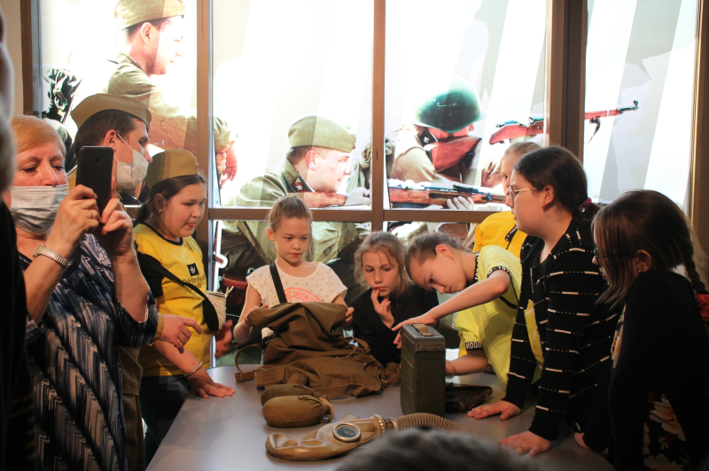 Перенестись в прошлое возможно в музее оружия с помощью современных смарт-технологий! Участники новой поисковой маршрутной программы «Капсула времени» совершили это через «временной портал»! Тульский Государственный Музей Оружия