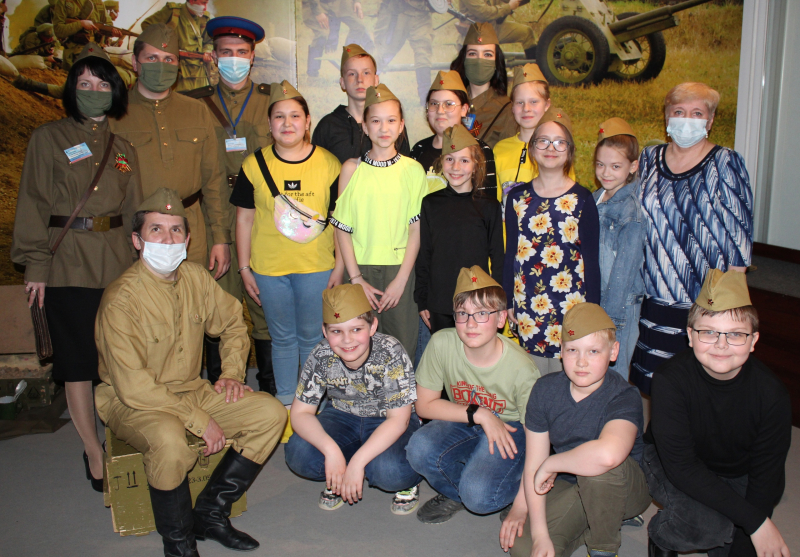 Перенестись в прошлое возможно в музее оружия с помощью современных смарт-технологий! Участники новой поисковой маршрутной программы «Капсула времени» совершили это через «временной портал»! Тульский Государственный Музей Оружия