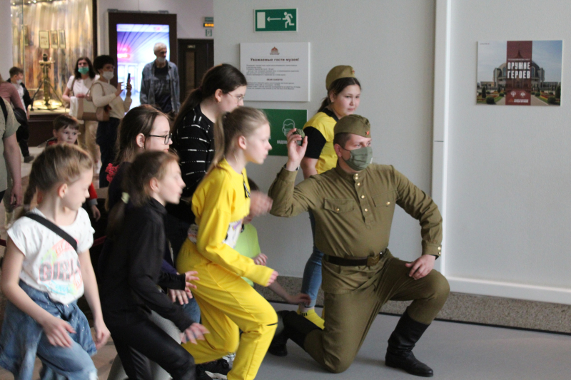 Перенестись в прошлое возможно в музее оружия с помощью современных смарт-технологий! Участники новой поисковой маршрутной программы «Капсула времени» совершили это через «временной портал»! Тульский Государственный Музей Оружия