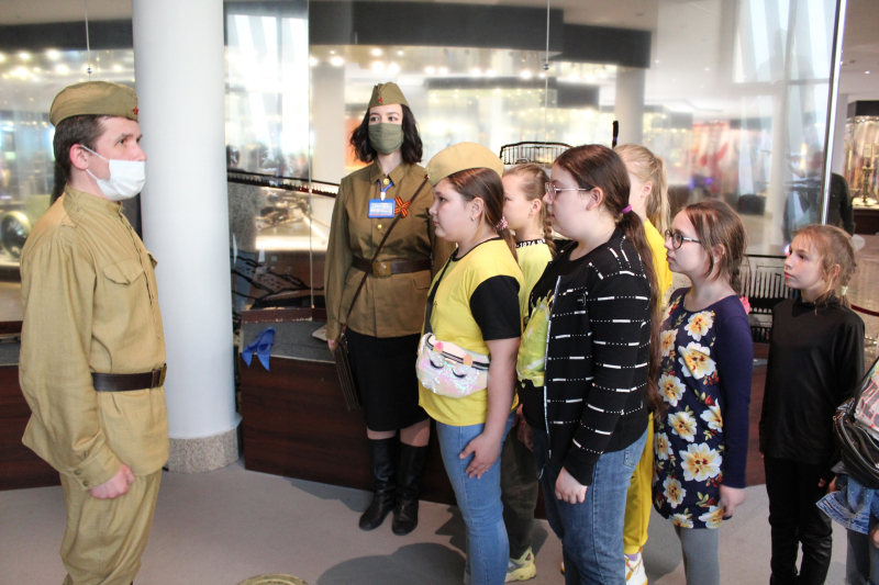 Перенестись в прошлое возможно в музее оружия с помощью современных смарт-технологий! Участники новой поисковой маршрутной программы «Капсула времени» совершили это через «временной портал»! Тульский Государственный Музей Оружия