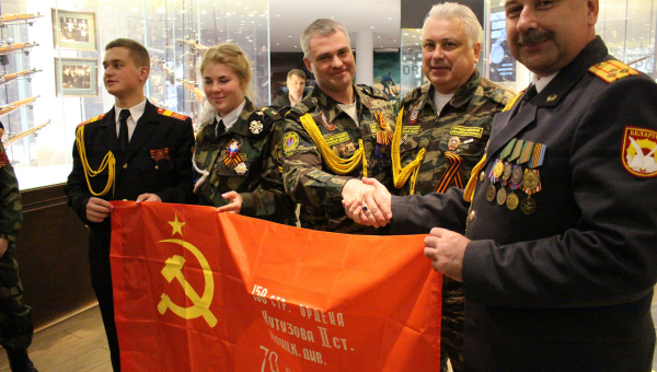 Воспитанники Кадетского учебного центра юридического полицейского колледжа вручили копию Знамени Победы кадетам Могилёвского кадетского училища. Тульский Государственный Музей Оружия