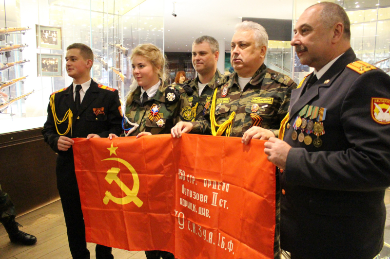 Воспитанники Кадетского учебного центра юридического полицейского колледжа вручили копию Знамени Победы кадетам Могилёвского кадетского училища. Тульский Государственный Музей Оружия