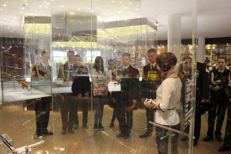 Воспитанники Кадетского учебного центра юридического полицейского колледжа вручили копию Знамени Победы кадетам Могилёвского кадетского училища. Тульский Государственный Музей Оружия