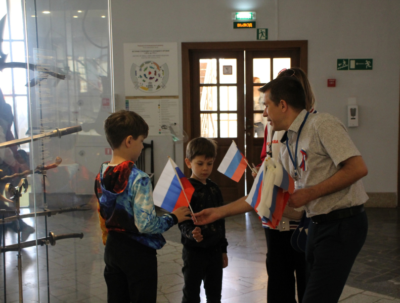 День России в Тульском музее оружия: патриотическая акция «Триколор»! Тульский Государственный Музей Оружия