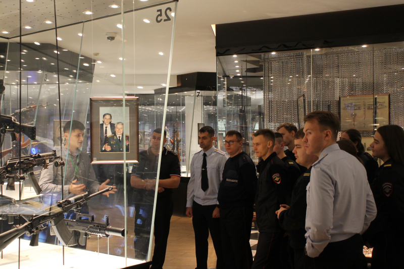 Тульский музей оружия вместе с Центром профессиональной подготовки сотрудников УМВД России по Тульской области провел стратегическую командную игру «Стальные стражи в бою» Тульский Государственный Музей Оружия