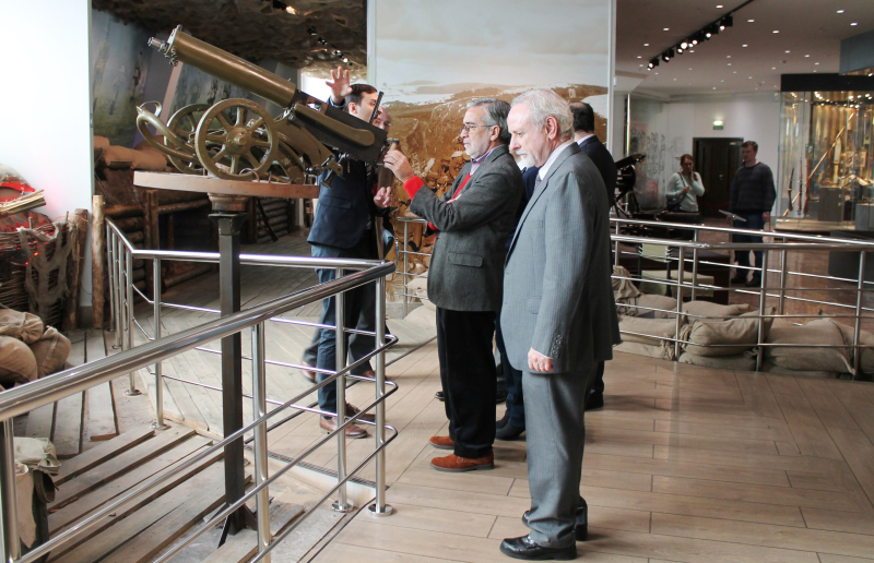 Делегация послов и представителей посольств стран Латинской Америки в музее оружия. Тульский Государственный Музей Оружия