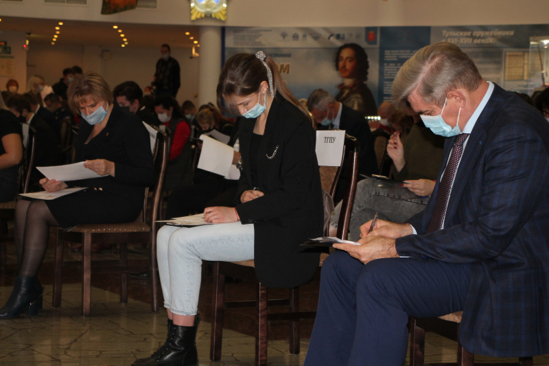 В музее оружия прошел Диктант Обороны Тулы. Мероприятие приурочено к 80-летнему юбилею героической обороны города во время Великой Отечественной войны, а также 45-летию присвоения Туле почетн Тульский Государственный Музей Оружия