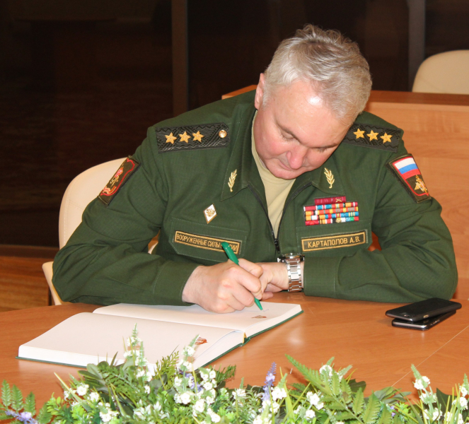 «Признателен коллективу музея за профессионализм в работе по воспитанию любви к Родине!». А.В. Картаполов. Тульский Государственный Музей Оружия