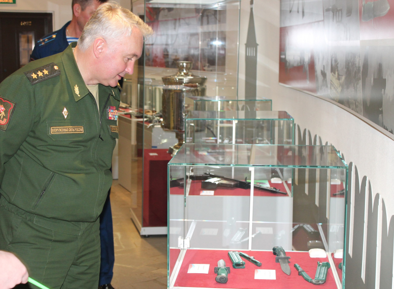 «Признателен коллективу музея за профессионализм в работе по воспитанию любви к Родине!». А.В. Картаполов. Тульский Государственный Музей Оружия