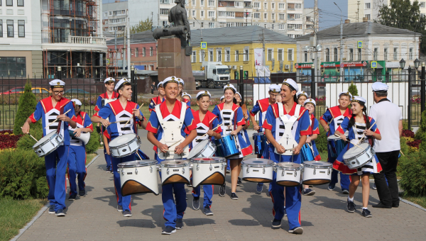 Сегодня для гостей музея оружия оригинальным сюрпризом стало феерическое выступление шоу-группы барабанщиков «Юнга» из города Новороссийска. Тульский Государственный Музей Оружия