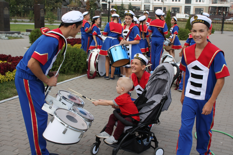 Сегодня для гостей музея оружия оригинальным сюрпризом стало феерическое выступление шоу-группы барабанщиков «Юнга» из города Новороссийска. Тульский Государственный Музей Оружия