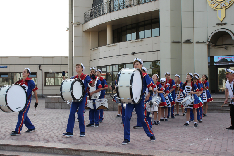 Сегодня для гостей музея оружия оригинальным сюрпризом стало феерическое выступление шоу-группы барабанщиков «Юнга» из города Новороссийска. Тульский Государственный Музей Оружия
