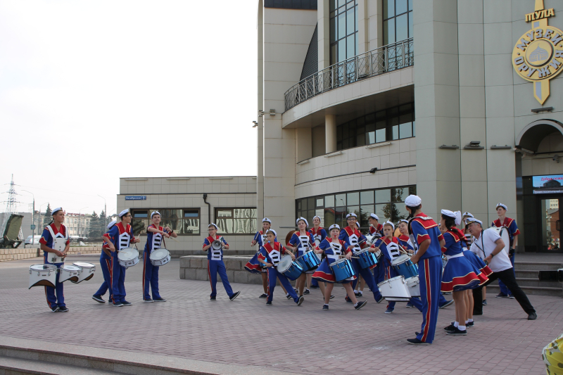Сегодня для гостей музея оружия оригинальным сюрпризом стало феерическое выступление шоу-группы барабанщиков «Юнга» из города Новороссийска. Тульский Государственный Музей Оружия