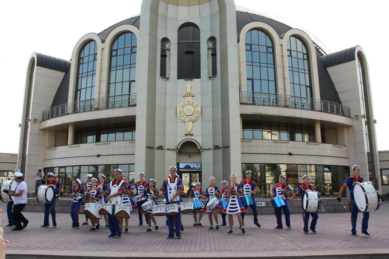 Сегодня для гостей музея оружия оригинальным сюрпризом стало феерическое выступление шоу-группы барабанщиков «Юнга» из города Новороссийска. Тульский Государственный Музей Оружия