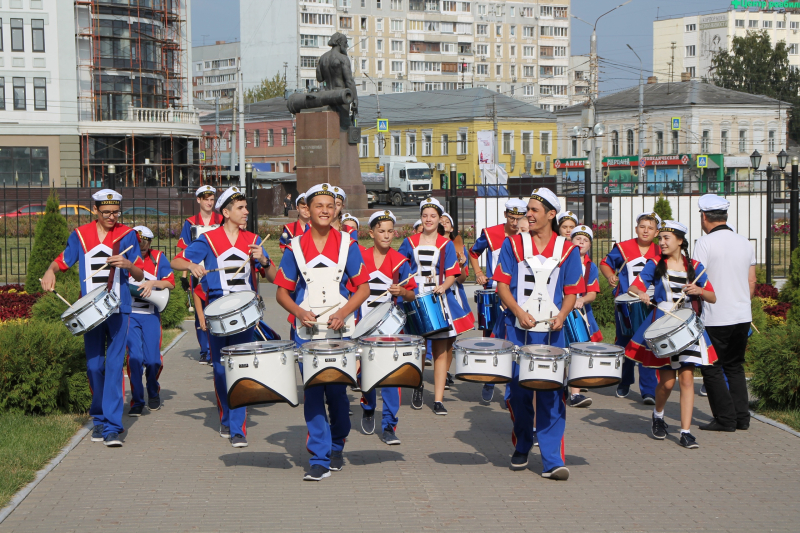 Сегодня для гостей музея оружия оригинальным сюрпризом стало феерическое выступление шоу-группы барабанщиков «Юнга» из города Новороссийска. Тульский Государственный Музей Оружия