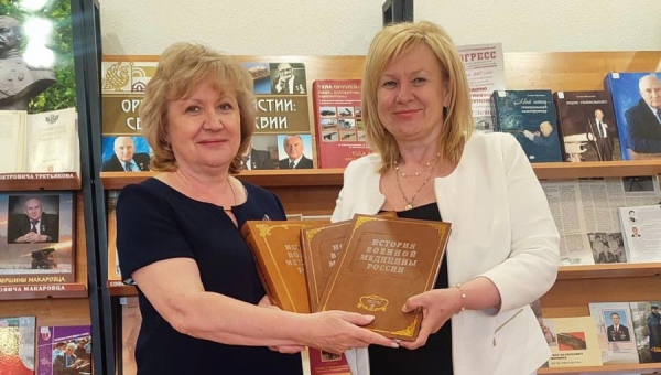 Начальник отдела Департамента культуры Министерства обороны Российской Федерации О.В. Фаллер преподнесла в дар музею оружия книги по военной истории и истории музеев! Тульский Государственный Музей Оружия