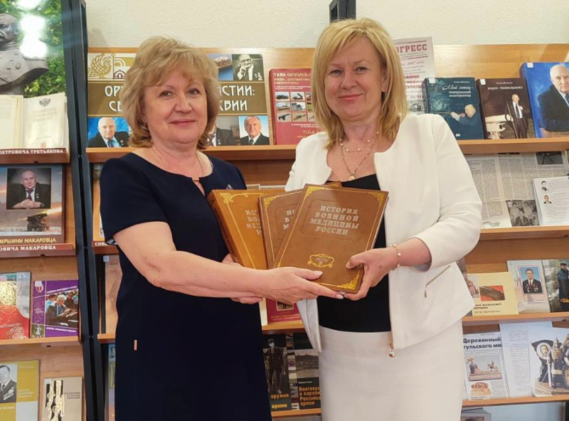 Начальник отдела Департамента культуры Министерства обороны Российской Федерации О.В. Фаллер преподнесла в дар музею оружия книги по военной истории и истории музеев! Тульский Государственный Музей Оружия