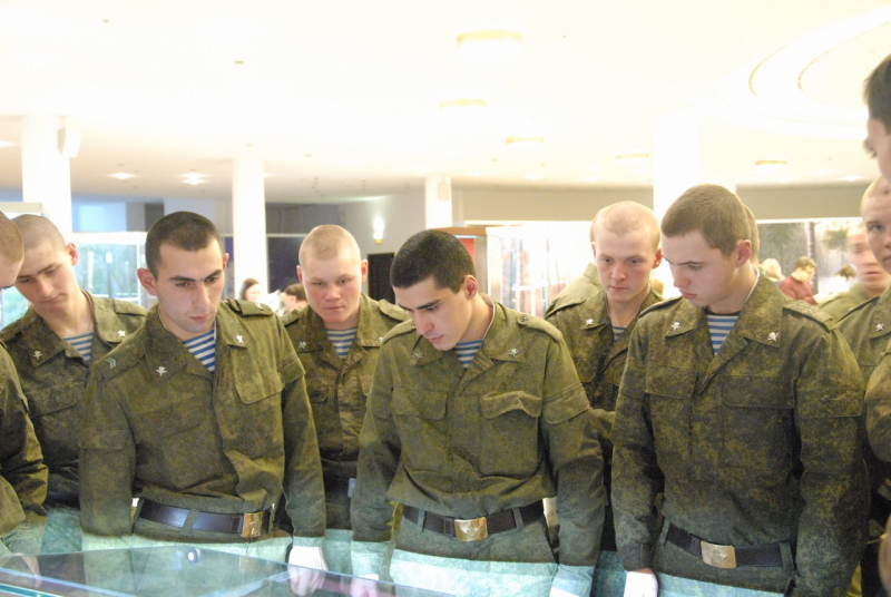 В новом году первыми гостями музея стали воины–десантники Тульский Государственный Музей Оружия