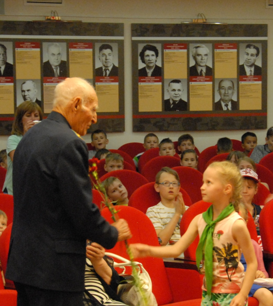 В музее прошли патриотические акции «Красная гвоздика» и «Белые журавли», посвященные Дню Памяти и Скорби. Тульский Государственный Музей Оружия