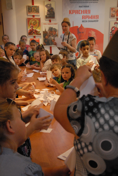 В музее прошли патриотические акции «Красная гвоздика» и «Белые журавли», посвященные Дню Памяти и Скорби. Тульский Государственный Музей Оружия