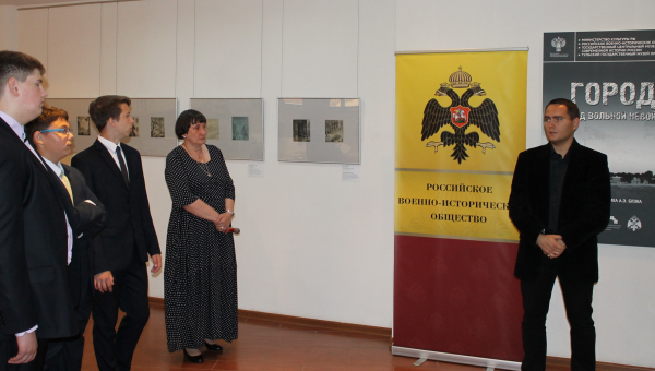 В здании – шлеме музея оружия открылась выставка художника А.Э. Блэка «Город над вольной Невой». Тульский Государственный Музей Оружия