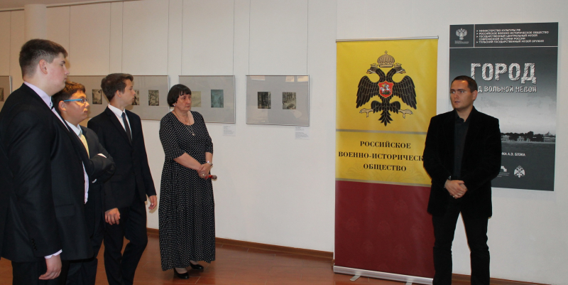 В здании – шлеме музея оружия открылась выставка художника А.Э. Блэка «Город над вольной Невой». Тульский Государственный Музей Оружия