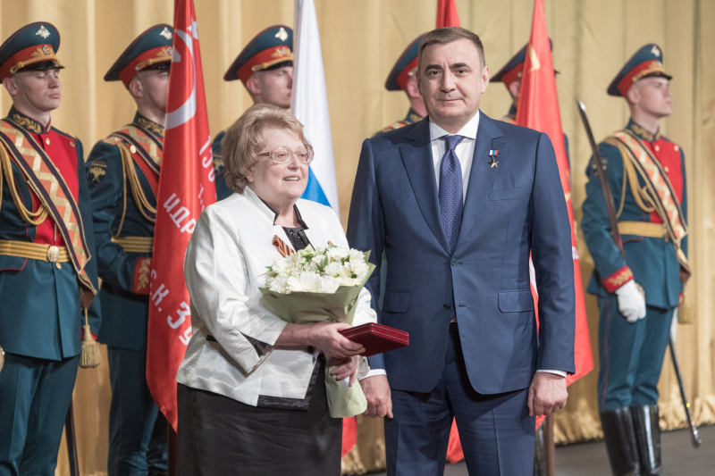 Директору Тульского музея оружия, Почетному гражданину Тульской области Н. И. Калугиной вручили нагрудный знак Почётного звания «Заслуженный работник культуры Российской Федерации» Тульский Государственный Музей Оружия