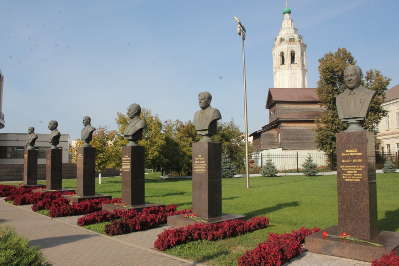 В День оружейника сотрудники Тульского музея оружия почтили память выдающихся конструкторов и организаторов государственного оружейного производства в Туле Тульский Государственный Музей Оружия