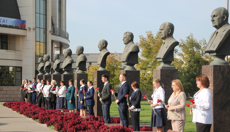 В День оружейника сотрудники Тульского музея оружия почтили память выдающихся конструкторов и организаторов государственного оружейного производства в Туле Тульский Государственный Музей Оружия