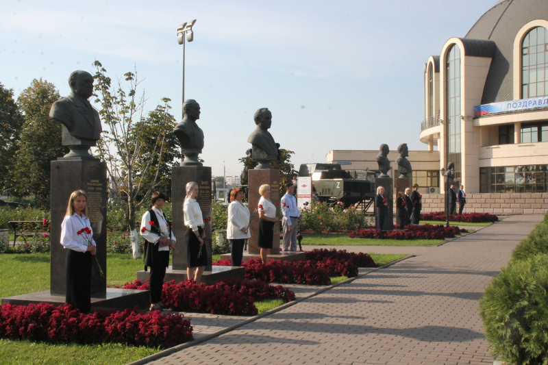 В День оружейника сотрудники Тульского музея оружия почтили память выдающихся конструкторов и организаторов государственного оружейного производства в Туле Тульский Государственный Музей Оружия