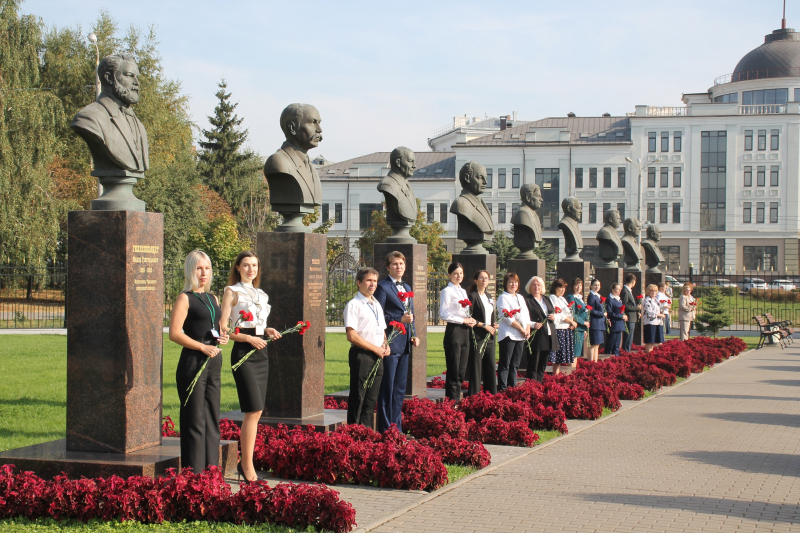 В День оружейника сотрудники Тульского музея оружия почтили память выдающихся конструкторов и организаторов государственного оружейного производства в Туле Тульский Государственный Музей Оружия