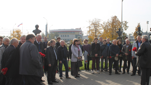 На Аллее Славы знаменитых оружейников г. Тулы почтили память В.П. Грязева. Тульский Государственный Музей Оружия