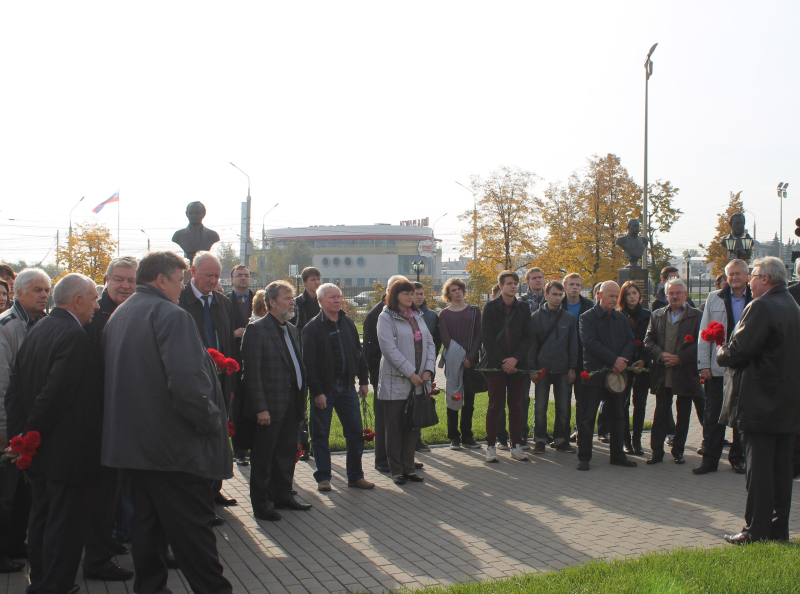 На Аллее Славы знаменитых оружейников г. Тулы почтили память В.П. Грязева. Тульский Государственный Музей Оружия