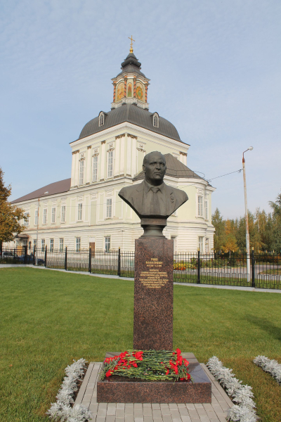 На Аллее Славы знаменитых оружейников г. Тулы почтили память В.П. Грязева. Тульский Государственный Музей Оружия