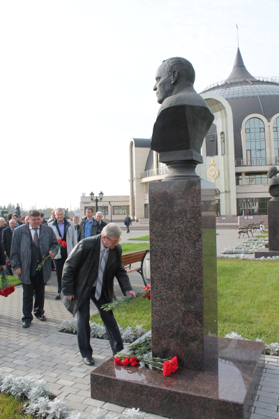 На Аллее Славы знаменитых оружейников г. Тулы почтили память В.П. Грязева. Тульский Государственный Музей Оружия