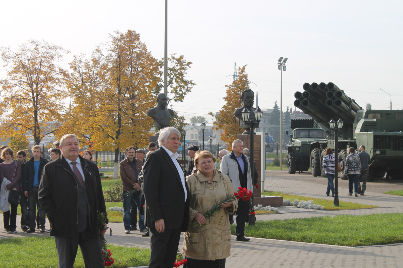 На Аллее Славы знаменитых оружейников г. Тулы почтили память В.П. Грязева. Тульский Государственный Музей Оружия